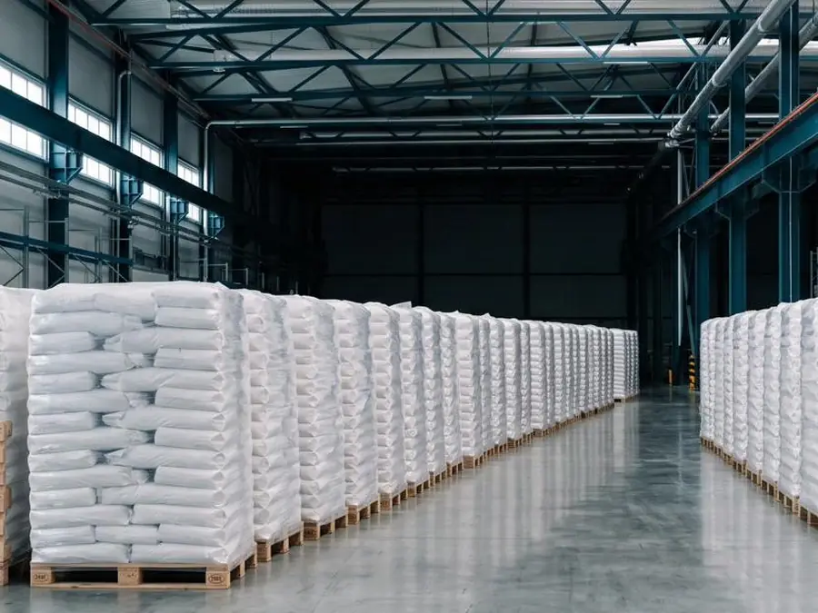 Palletised bagged goods in the PENPET Logistics chemical warehouse in Bobzin